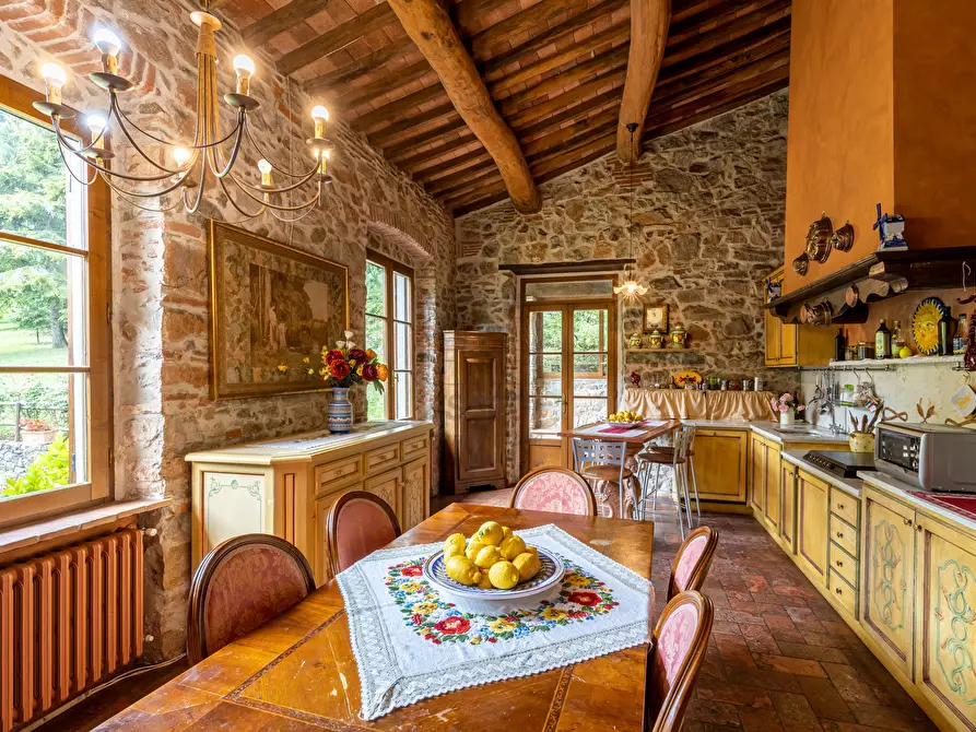 Immagine 8 di Villa in vendita  in via del maccennere a Lucca