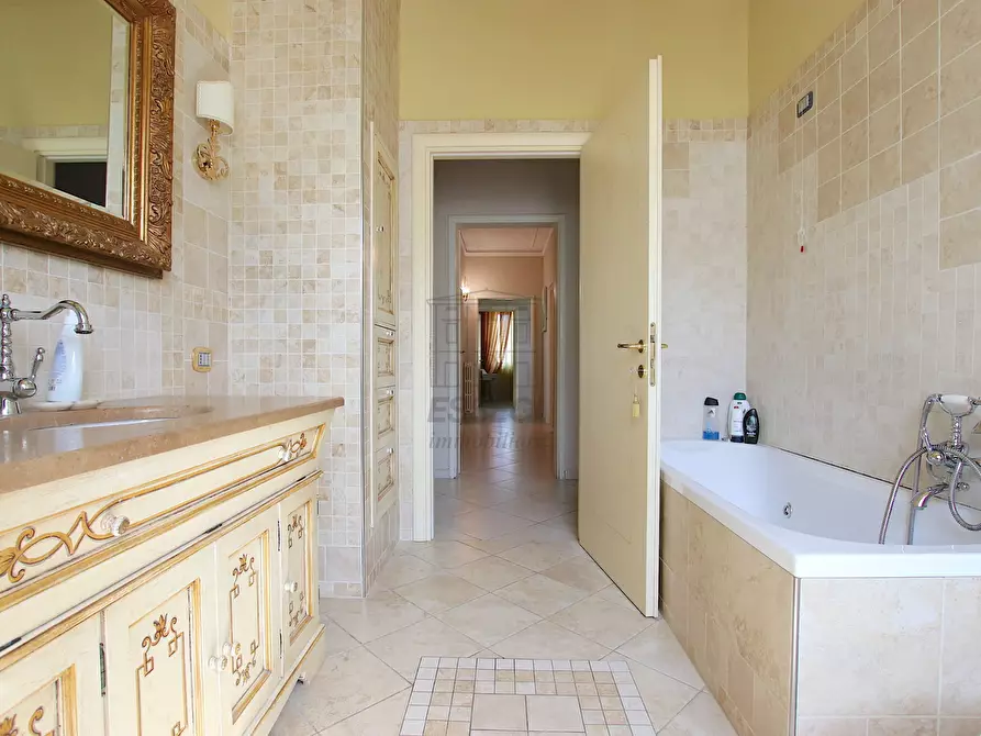 Immagine 19 di Villa in vendita  in Via del Brennero a Lucca