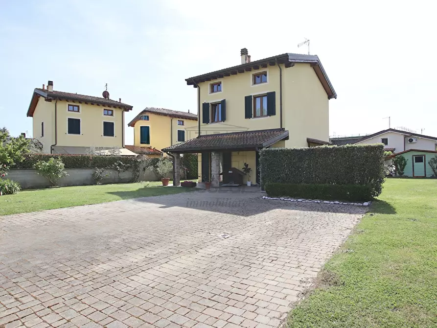 Immagine 3 di Villa in vendita  in Via Lombarda Lammari 293 a Capannori