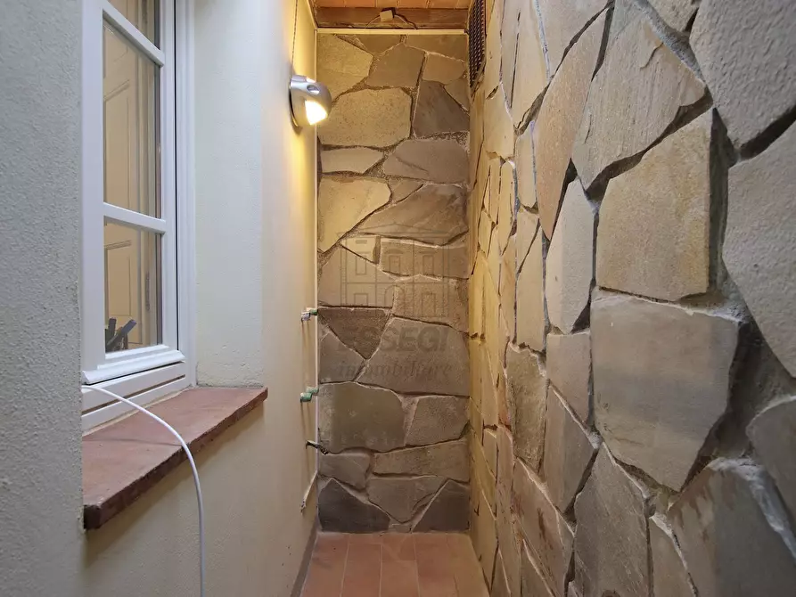 Immagine 42 di Rustico / casale in vendita  a Lucca