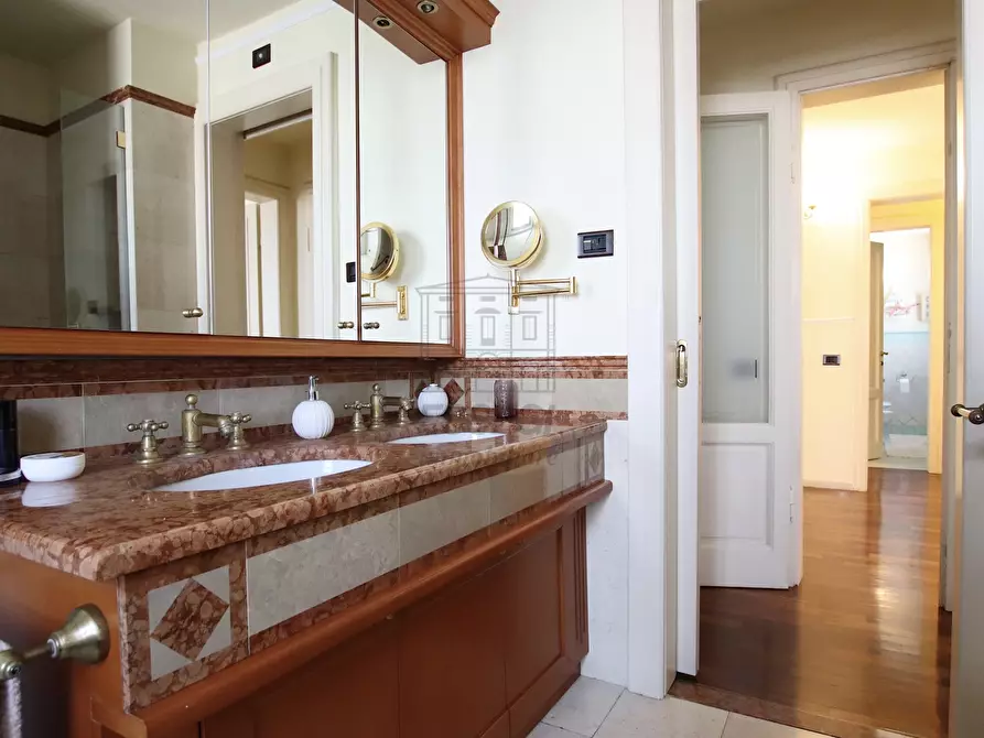 Immagine 28 di Villa in vendita  in Viale Pacini 35 a Lucca