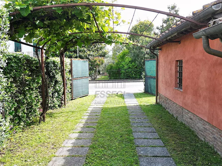 Immagine 10 di Villa in vendita  in Via Romana 914 a Lucca