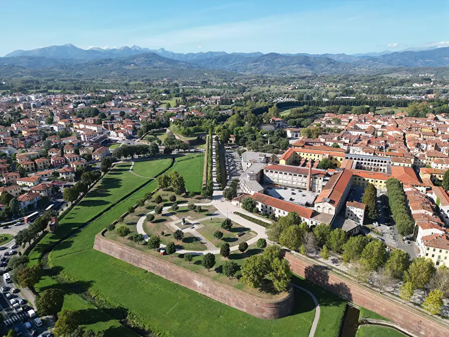 Immagine 37 di Villa in vendita  in Via della Pollicchia 50 a Lucca
