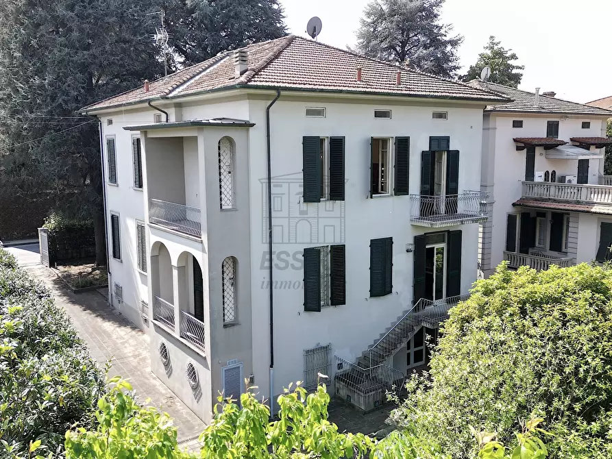 Immagine 1 di Villa in vendita  in Via Pietro Paolini 303 a Lucca