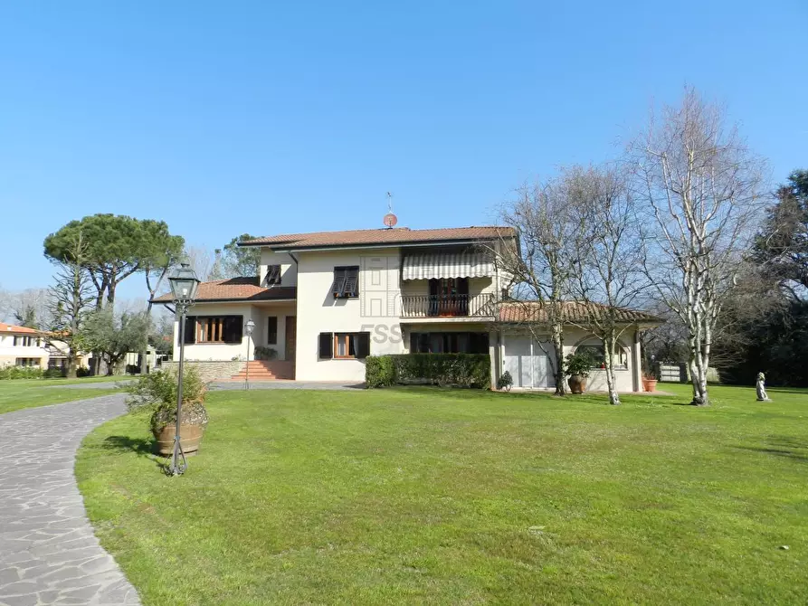 Immagine 1 di Villa in vendita  in Traversa II Via Vecchia Pesciatina 84 a Lucca