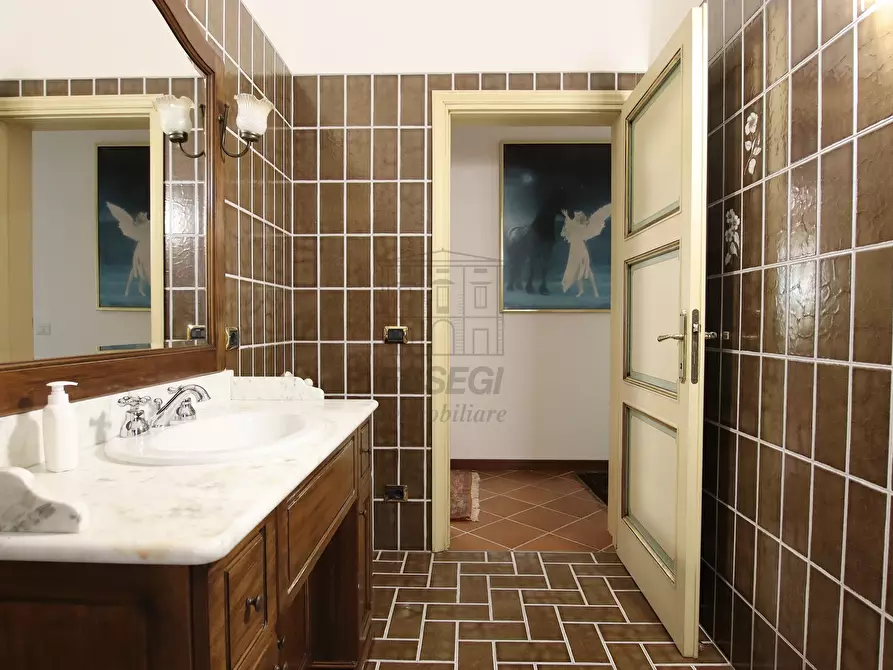 Immagine 37 di Rustico / casale in vendita  a Lucca