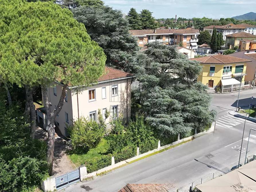 Immagine 39 di Villa in vendita  in Via Castruccio Buonamici a Lucca