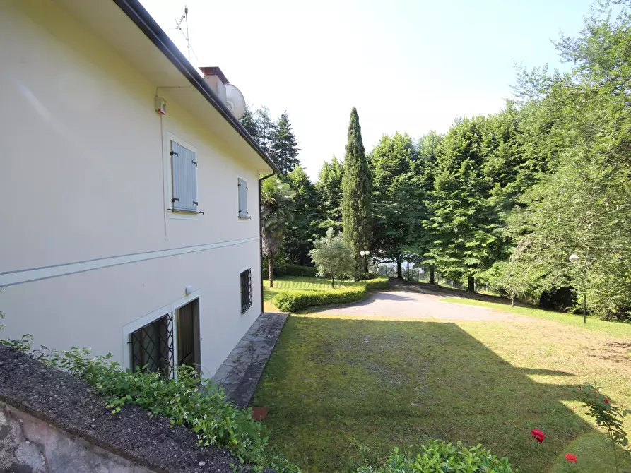 Immagine 10 di Villa in vendita  in via pradalino a Camaiore