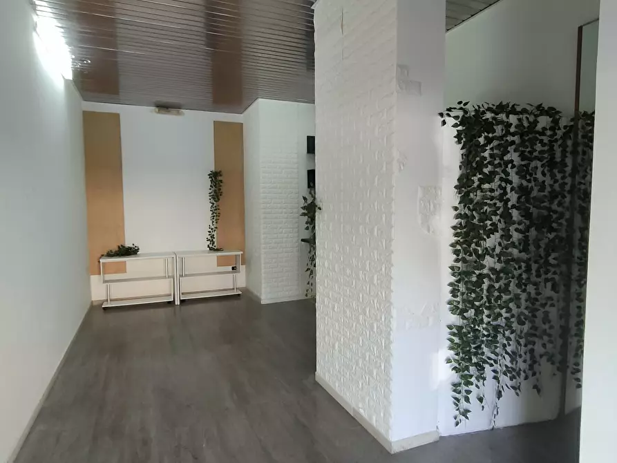 Immagine 5 di Locale commerciale in affitto  in Via Nino Bixio 41a a Reggio Di Calabria