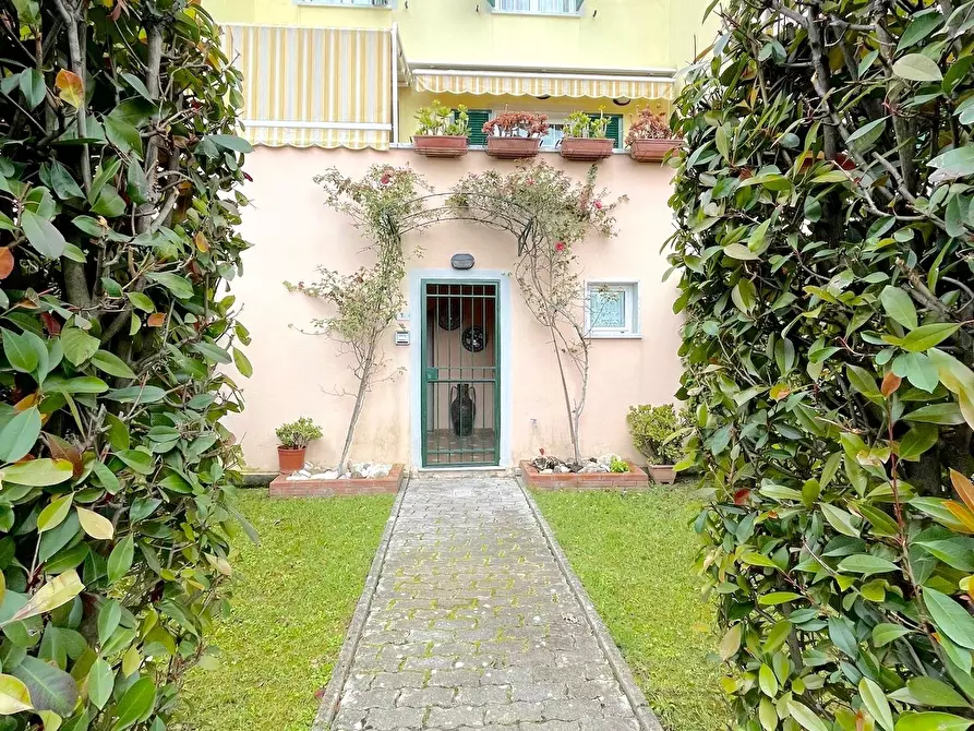 Immagine 4 di Casa semindipendente in vendita  a Ameglia