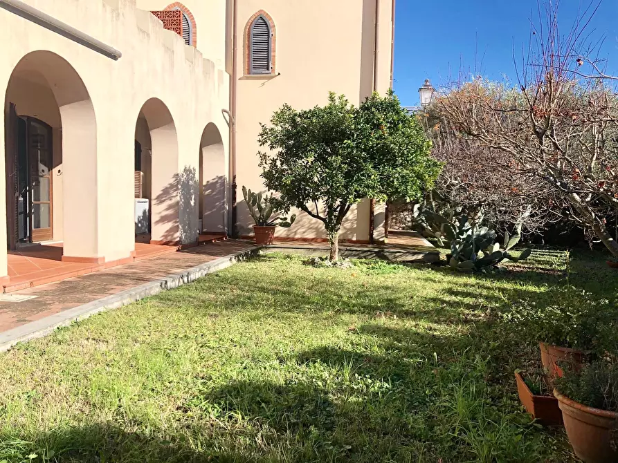 Immagine 1 di Porzione di casa in vendita  a Ameglia