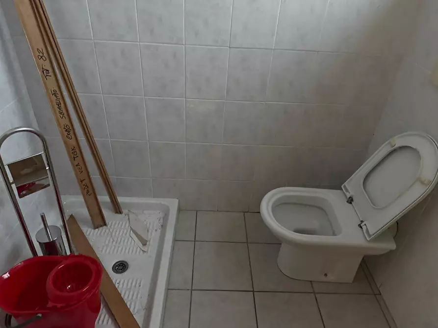 Immagine 9 di Locale commerciale in vendita  a Aulla