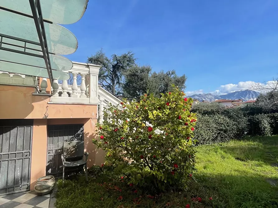 Immagine 2 di Porzione di casa in vendita  a Carrara