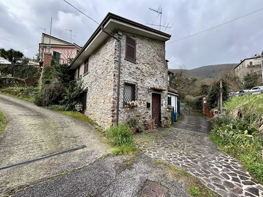 Immagine 1 di Porzione di casa in vendita  a Ameglia