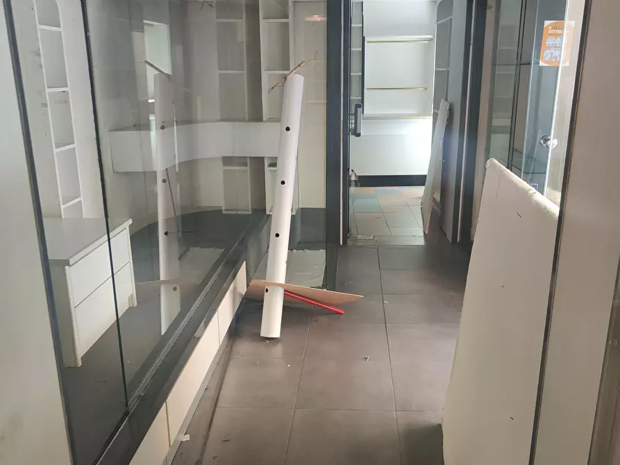 Immagine 3 di Locale commerciale in affitto  in Via Antonio Gramsci a Sarzana