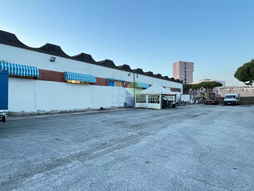 Immagine 1 di Locale commerciale in affitto  in Via delle Macchie 4 a Livorno