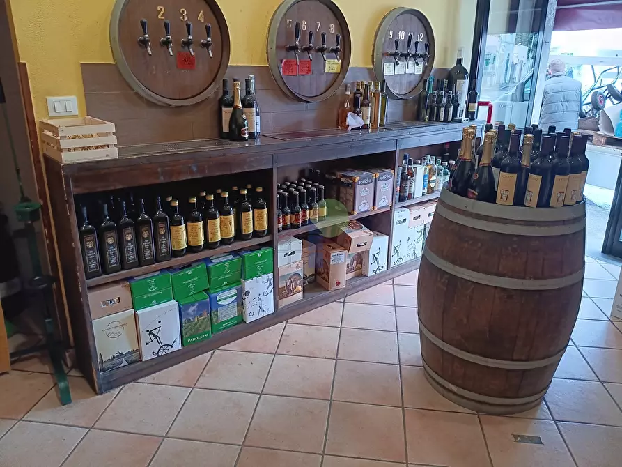 Immagine 3 di Attività commerciale in vendita  in Via Mondolfi a Livorno