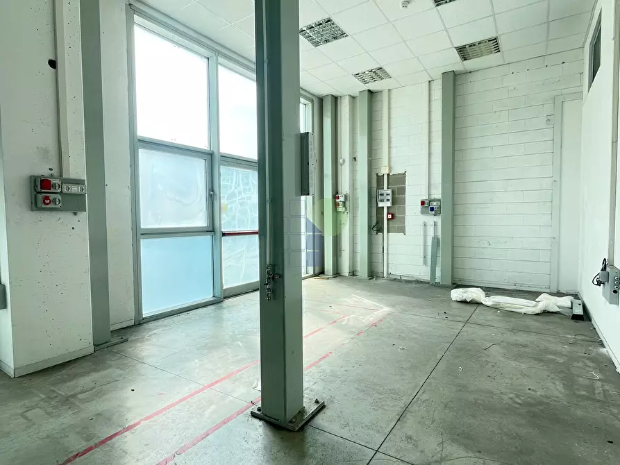 Immagine 25 di Attività artigianale in vendita  in Via  Cimarosa 55 a Livorno