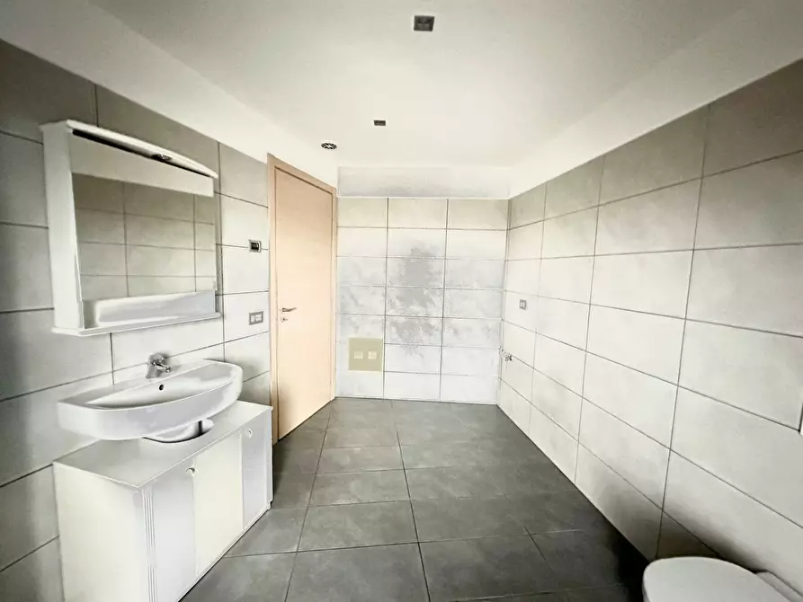 Immagine 9 di Bilocale in vendita  in Via G. Matteotti 1 a Borgomanero