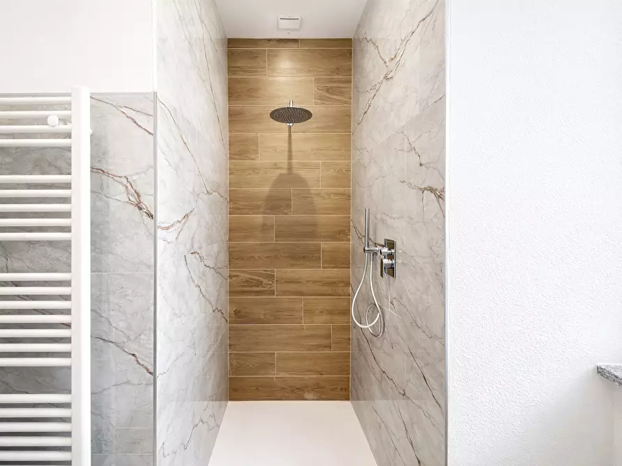 Immagine 15 di Quadrilocale in vendita  in Corso Liberazione 1 a Arona