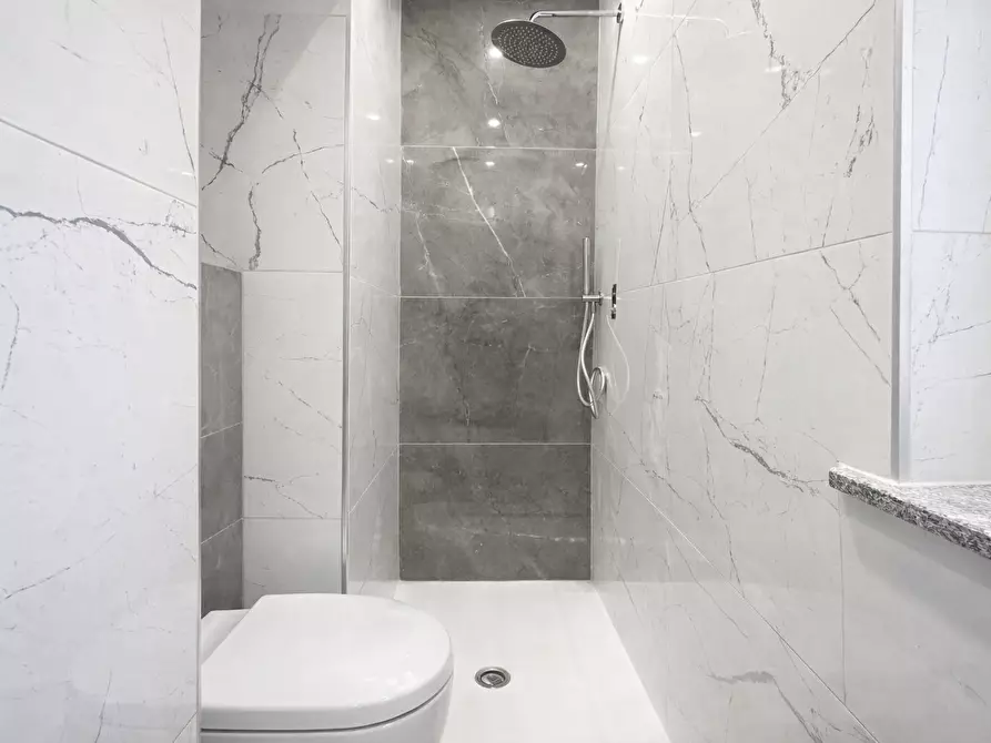 Immagine 19 di Quadrilocale in vendita  in Corso Liberazione 1 a Arona