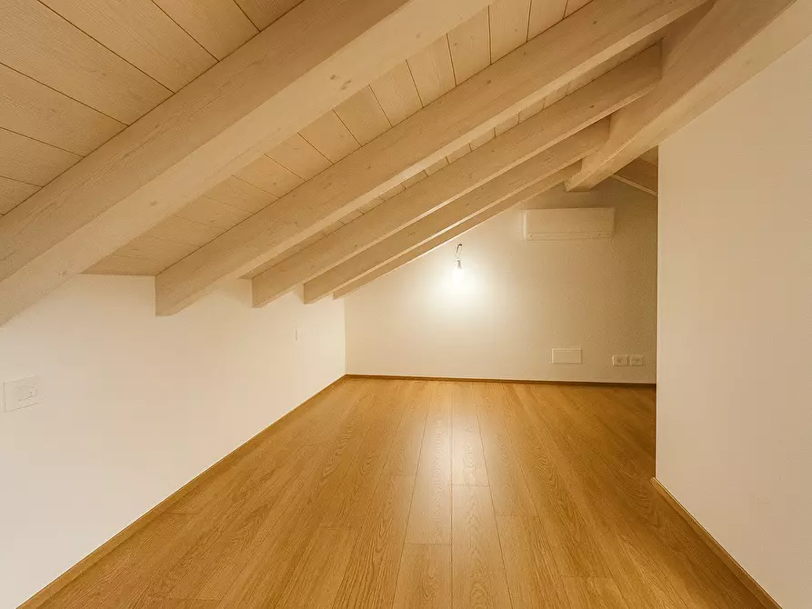 Immagine 29 di Quadrilocale in vendita  in Via Mazzini 1 a Meina