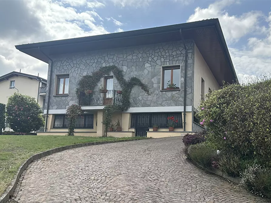 Immagine 26 di Villa in vendita  in Via Varallo Pombia 2 a Castelletto Sopra Ticino