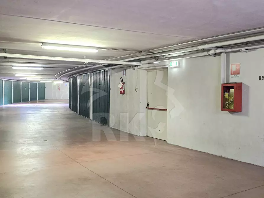 Immagine 36 di Pentalocale in vendita  in via cellini 11 a Bologna