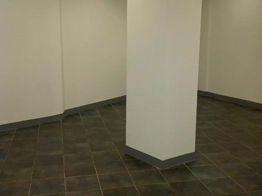 Immagine 6 di Locale commerciale in vendita  in Via Petroni 1/B a Bologna