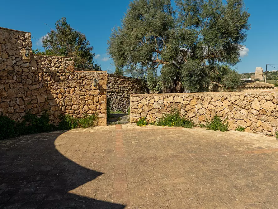Immagine 31 di Villa in vendita  in Via Priamo 10 a Siracusa
