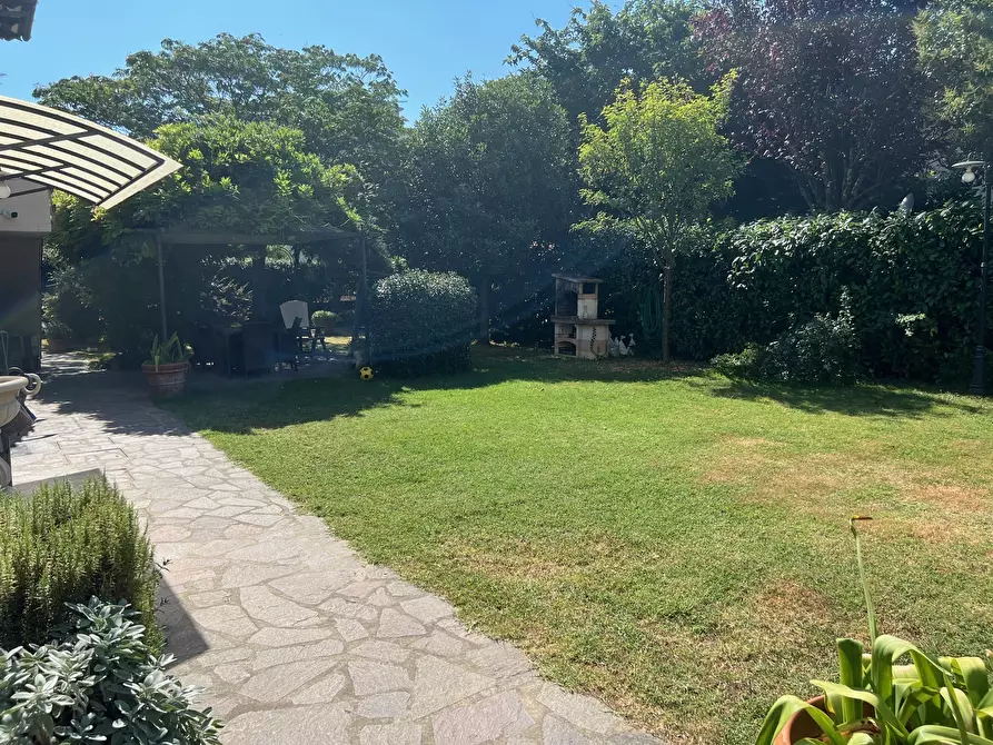 Immagine 1 di Villa in vendita  a Montemurlo