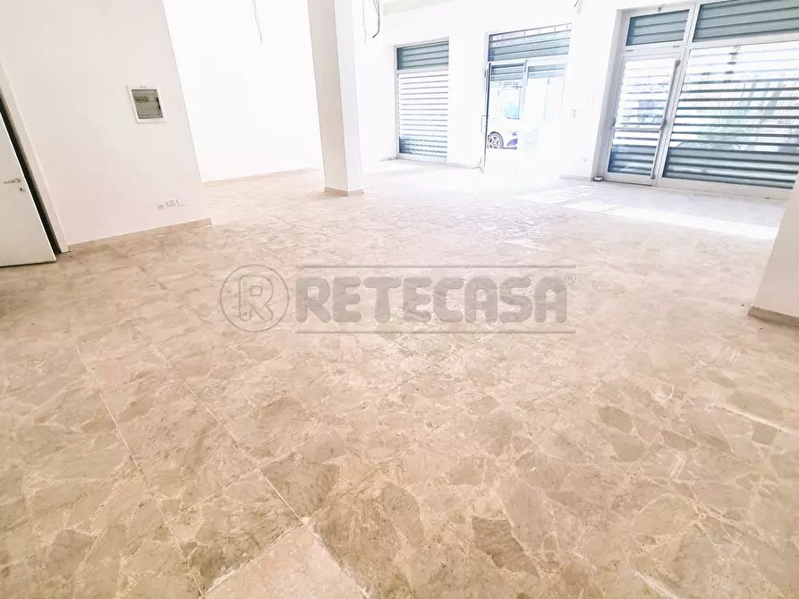 Immagine 8 di Locale commerciale in vendita  a Pescara