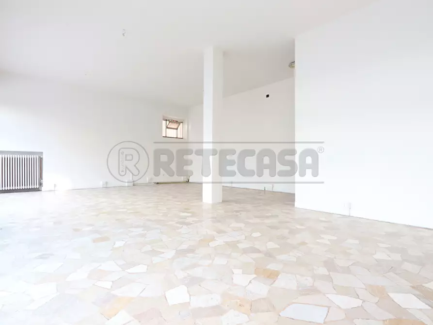 Immagine 2 di Locale commerciale in affitto  in Via Vincenzo Gonzati 2 a Vicenza