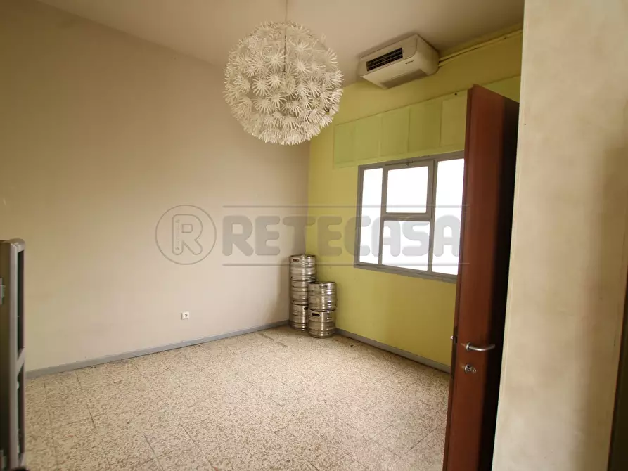 Immagine 23 di Locale commerciale in vendita  in Via Turra a Vicenza