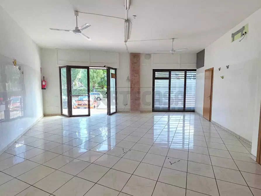 Immagine 1 di Locale commerciale in affitto  a Mercato San Severino