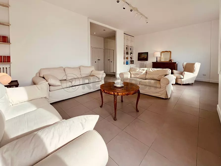 Immagine 7 di Quadrilocale in affitto  in Lungomare Cristoforo Colombo 39 a Salerno