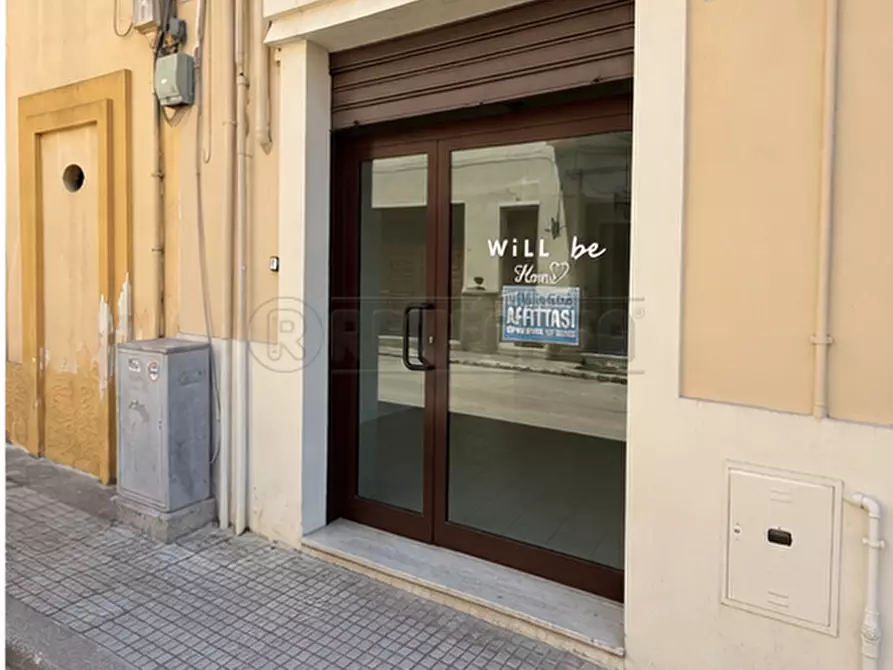 Immagine 1 di Locale commerciale in affitto  in Via Generale Cantore 6 a Nardo'