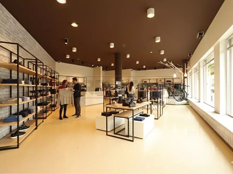 Immagine 18 di Locale commerciale in vendita  in viale della pace 169 a Vicenza