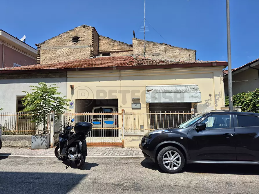 Immagine 1 di Garage in vendita  in Via Luigi Settembrini 9 a Pescara