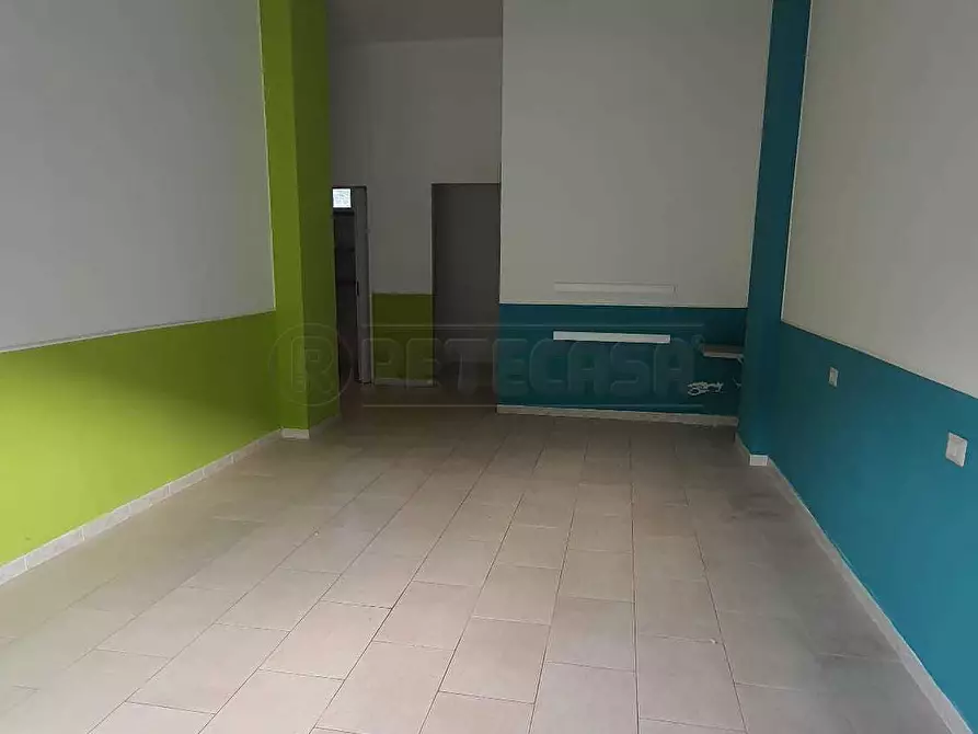 Immagine 8 di Locale commerciale in affitto  a Mercato San Severino