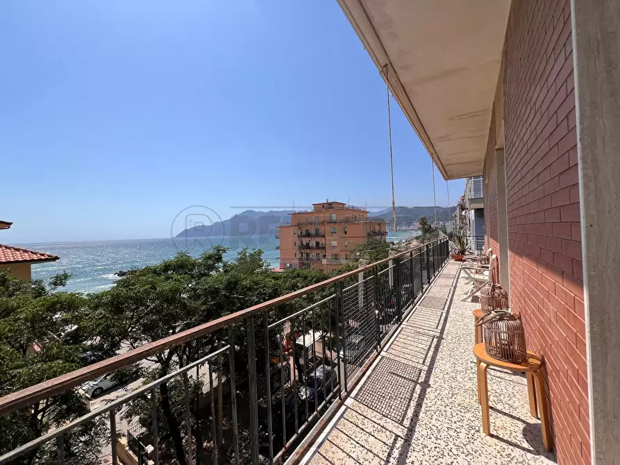 Immagine 45 di Quadrilocale in affitto  in Lungomare Cristoforo Colombo 39 a Salerno