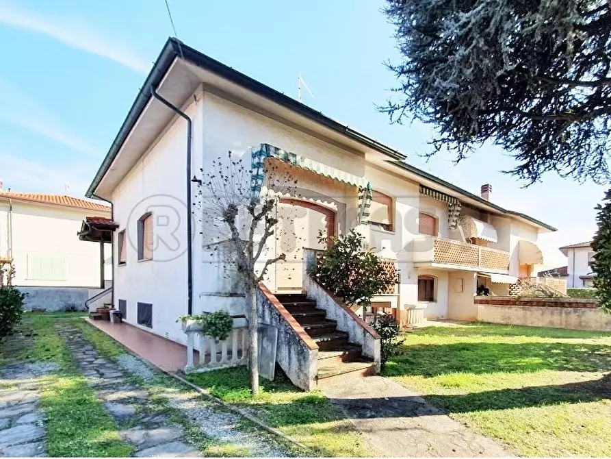 Immagine 1 di Casa bifamiliare in vendita  a Camaiore