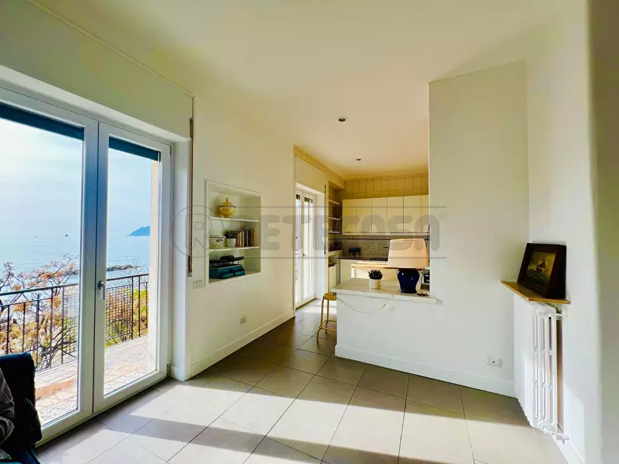 Immagine 12 di Quadrilocale in affitto  in Lungomare Cristoforo Colombo 39 a Salerno