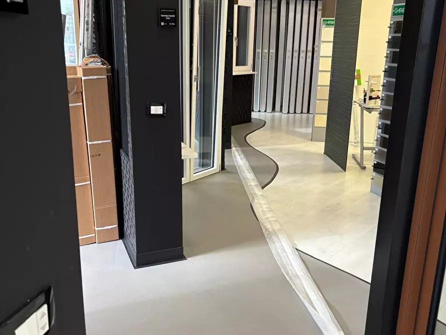 Immagine 30 di Locale commerciale in vendita  in Via Albano 62 a Roma