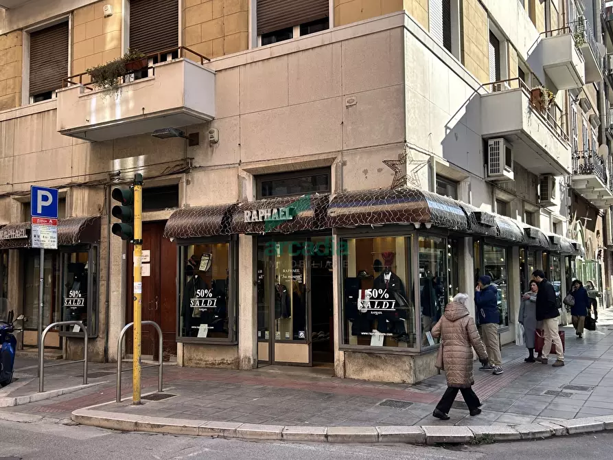 Immagine 8 di Locale commerciale in vendita  in Via Dante Alighieri 22 a Bari