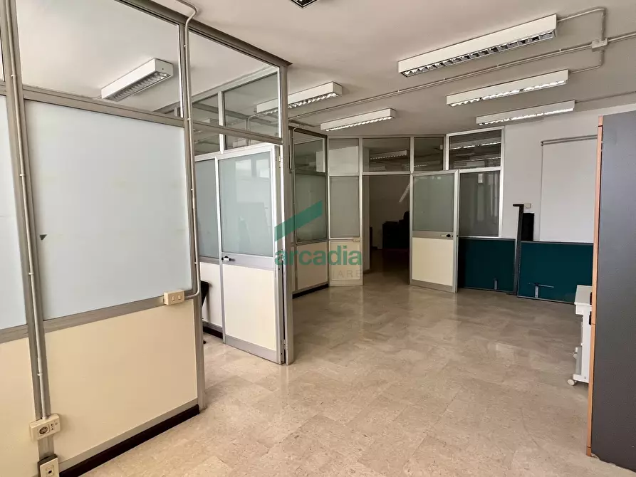 Immagine 7 di Ufficio in affitto  in Via Matarrese 58 a Bari