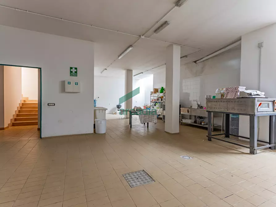 Immagine 33 di Locale commerciale in vendita  in Strada Vicinale Vecchia di Matera 369 a Gioia Del Colle