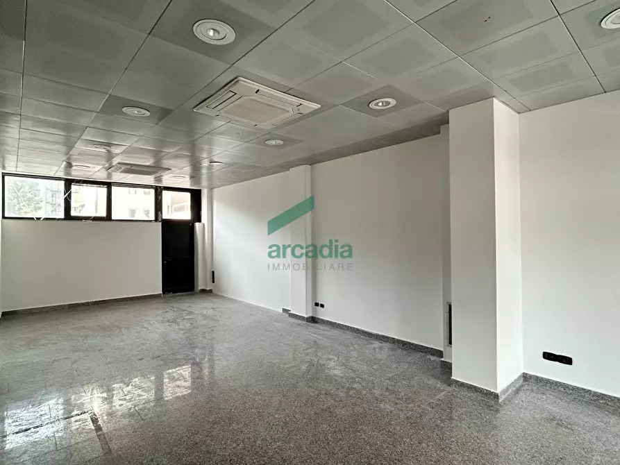 Immagine 18 di Locale commerciale in vendita  in Via Giovanni Amendola 205 a Bari