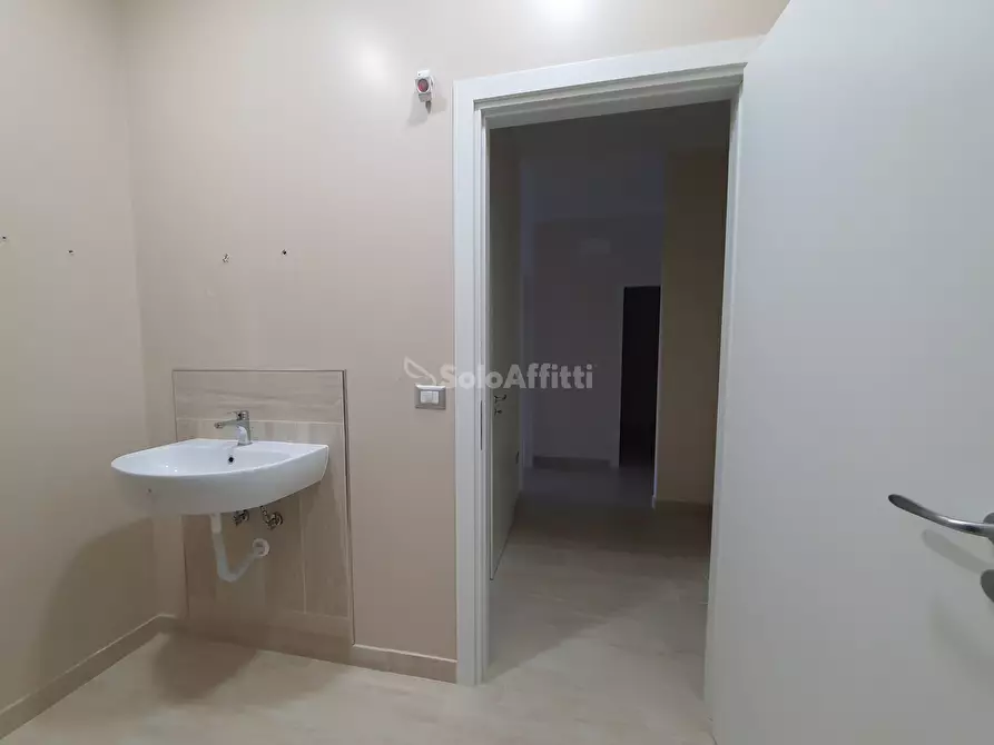 Immagine 9 di Ufficio in affitto  a Borgia