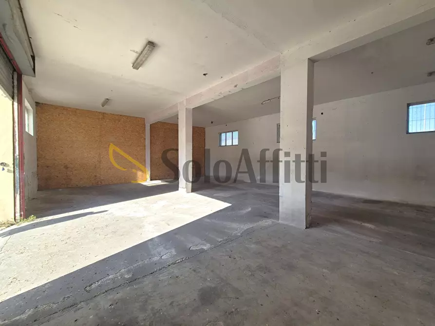 Immagine 8 di Locale commerciale in affitto  in Viale Emilia 72 a Catanzaro